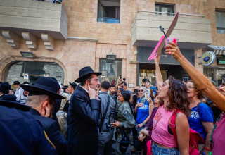 עימותים מחוץ לקפה "בסמטה" בירושלים עקב היותו פתוח בשבת (צילום: אורן בן חקון, פלאש 90)