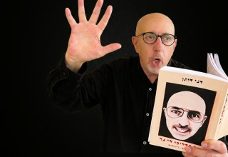 דני דותן וספרו החדש "אל תדליקו לי נר" (צילום: דליה מבורך)
