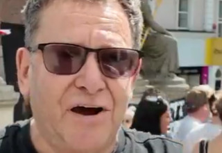המפגין הפרו פלסטיני שהצדיק את חמאס מול קרובת המשפחה של משפחת עידן (צילום: צילום מסך רשת X)