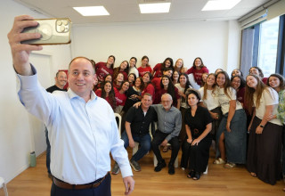 ראובן פינסקי נפרד מבנות השירות של "משפחה אחת" (צילום: מאיר פבלובסקי)