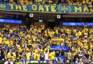 ימשיכו למלא את ההיכל. אוהדי מכבי תל אביב (צילום: דני מרון)