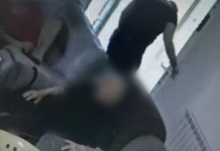 הנאשם ברצח המטפל של סבו בירושלים ביציאה מהזירה (צילום: דוברות המשטרה)