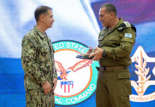 הרמטכ"ל רא"ל אייל זמיר ומפקד פיקוד המרכז של ארה"ב, אדמירל בראד קופר (צילום: דובר צה"ל)