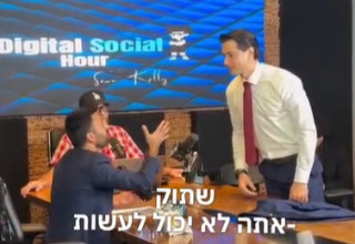פעיל ההסברה יוסף חדאד נקלע לעימות עם פיזי עם פעיל הימין האמריקני דניס פייטוזה (צילום: דוברות)