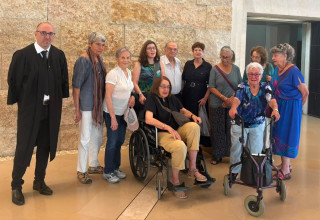 העותרים בעתירות שדורשות פתיחת קלפיות בבתי אבות ועורך דינם בבית המשפט העליון (צילום: באדיבות העותרים)