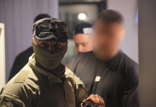 מעצר חשוד בעבירות פרוטקשן דמי חסות, סחיטה באיומים ועבירות פליליות  (צילום: דוברות המשטרה)