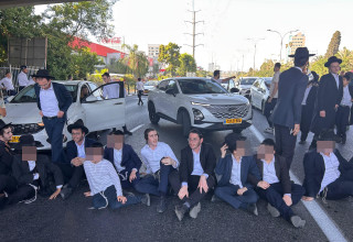 החלה הפגנת החרדים בכביש 4 (צילום: אבשלום ששוני)