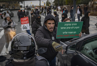 מחאת הלומי קרב בירושלים (צילום: יונתן סינדל, פלאש 90)