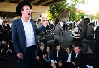 הפגנות חרדים בכביש 4 (צילום: אבשלום ששוני)