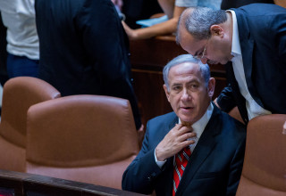 אחמד טיבי ובנימין נתניהו ב-2015 (צילום: יונתן זינדל פלאש 90)