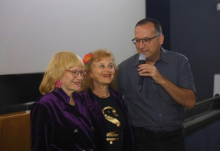 רן קוניק עם צלילה והדסה, בנותיו של יוסף באו (צילום: עיריית גבעתיים)