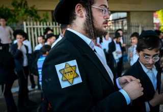הפגנת חרדים נגד הגיוס עם טלאי צהוב (צילום: אבשלום ששוני, פלאש 90)