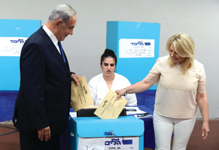 שרה נתניהו ובנימין נתניהו מצביעים בפריימריז של הליכוד, 2022 (צילום: תומר נויברג, פלאש 90)