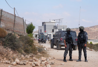 כוחות הביטחון בכפר קוסרה (צילום: REUTERS/Ali Sawafta)