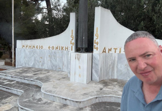 האנדרטה לקהילה היהודית בארגוסטולי (צילום: באדיבות המצולם)