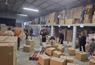 אריזת סלי מזון המחסן הלוגיסטי של מרכז החסד חב"ד אור בלב (צילום: יחצ)