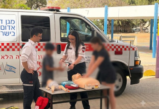  אירנה טיומקין בהתנדבות שלה (צילום: באדיבות המצולמת)