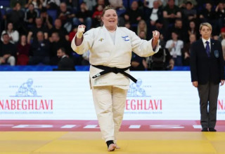 לא עוצרת. רז הרשקו לאחר הניצחון בגמר (צילום: GettyImages, GIORGI ARJEVANIDZE/AFP)