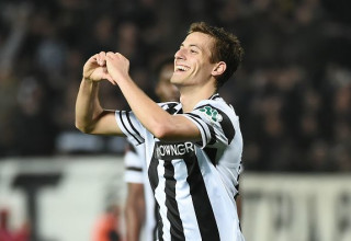 יאניס קונסטנטליאס (צילום: Milos Bicanski - UEFA/UEFA via Getty Images)