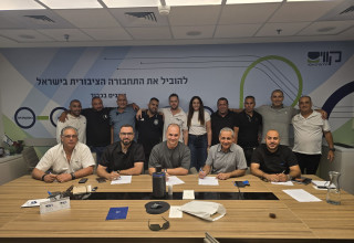 חתימה על ההסכם הקיבוצי (צילום: צלם קווים)