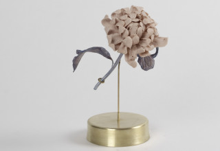 Fleur pour Akio, 2025, Mixed media, 18x10x10 cm.jpg (צילום: באדיבות האמנית וגלריה רוזנפלד)