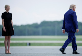 דונלד טראמפ, נטלי הארפ (צילום: REUTERS/Evan Vucci)