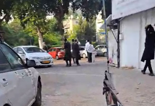 מפגינים ליד בתיהן של בכירות בנשות הכותל (צילום: צילום מסך)
