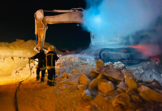 פעילי טרור יהודי הציתו ציוד הנדסי  בואדי רחים וריססו סיסמאות (צילום: שימוש לפי סעיף 27א')