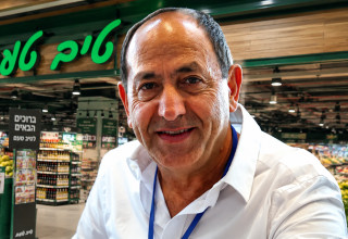 רמי לוי מול טיב טעם  (צילום: יונתן שאול, פלאש 90,AI)