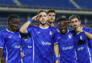 אדריאן אוגריסה חוגג עם שחקני קרית שמונה (צילום: קובי אליהו)