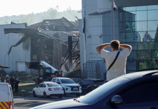 פגיעת המל"ט הרוסי בקניון בעיר קריבי ריה באוקראינה (צילום: REUTERS/Ihor Kuznietsov)