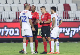 שחקני הפועל פתח תקוה זועמים על החלטתו של השופט שניר לוי מול עירוני טבריה (צילום: דני מרון)