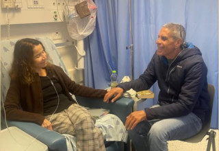 שלי יחימוביץ' בבית החולים עם בן זוגה עובד (צילום: רשתות חברתיות,שימוש לפי סעיף 27א')