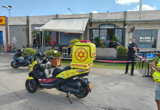 ירי בתחנת דלק בקיסריה (צילום: דוברות מד"א)