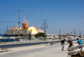 תקיפה בעזה (צילום: REUTERS/Mahmoud Issa)