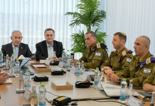 נתניהו וכ"ץ בהערכת מצב ביטחונית עם בכירי צה"ל (צילום: מעיין טואף/לע״מ)
