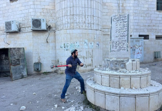 צבי סוכות הורס את האנדרטה (צילום: דוברות ח"כ צבי סוכות)