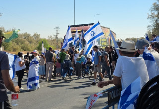 מפגינים ליד המעבר (צילום: רמי שני,יעל רודאייף)