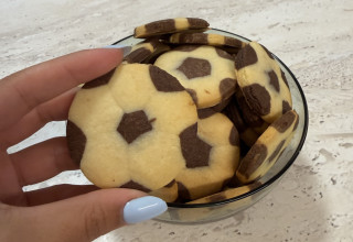 עוגיות חמאה בצורת כדורגל (צילום: ליאל עזור)