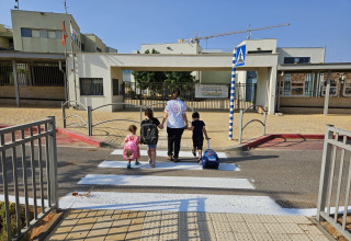עוברים את הכביש בבטחה (צילום: דוברות מד"א)