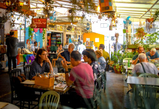 סועדים בשוק תלפיות, חיפה (צילום: ניר בלזיצקי, דוברות עיריית חיפה)