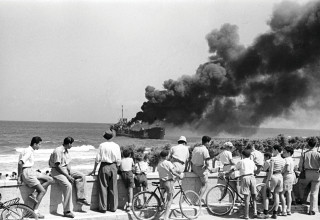 אוניית אלטלנה בוערת (צילום: ארכיון צה"ל במשרד הביטחון)