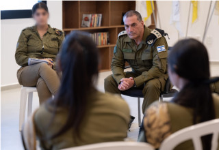 הרמטכ"ל, רב אלוף אייל זמיר במפגש עם התצפיתניות בבסיס אוגדת עזה (צילום: דובר צה"ל)