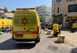 זירת אירוע הדקירה בתל אביב, אמבולנס מד"א (צילום: תיעוד מבצעי מד"א)