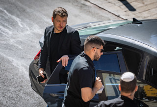 יאיר נתניהו יוצא ממכונית מאובטחת (צילום: חיים גולדברג פלאש 90)