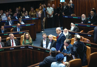 נתניהו ושולחן הממשלה  (צילום: יונתן זינדל, פלאש 90)