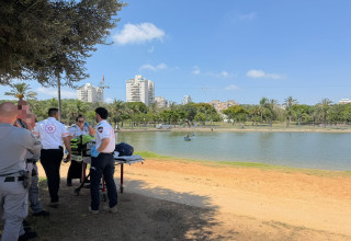 צוותי מד"א באגם בפארק דרום בתל אביב (צילום: תיעוד מבצעי מד"א)