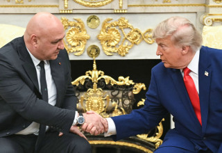 ג'וזף עאון ודונלד טראמפ (צילום:  SAUL LOEB / AFP via Getty Images)