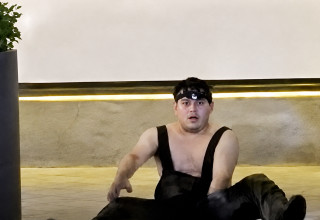 אדם יוצא מהביוב במנהטן, ניו יורק  (צילום: צילום מסך אינסטגרם)