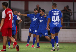 לירן חזן, אביב סלם שחקני מכבי פתח תקוה חוגגים (צילום: מאור אלקסלסי)
